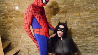 Catwoman nimmt spiderman auf ihre dicken Titten